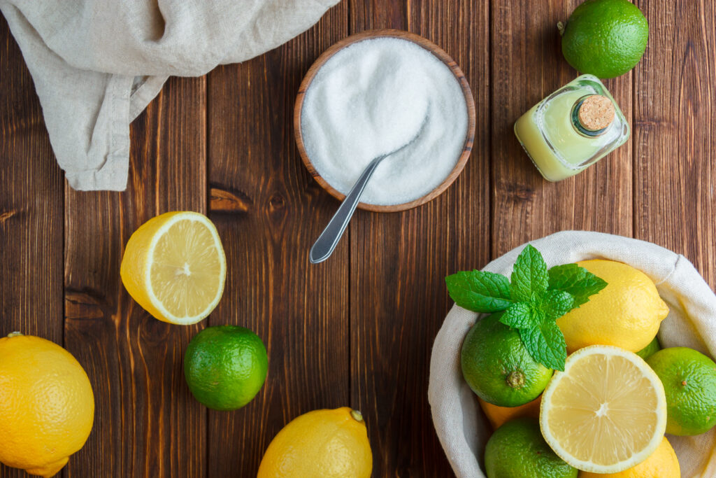  آب لیمو و نمک برای پاک کردن لکه خون روی مبل